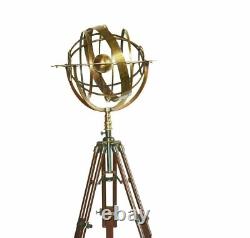 Sphère armillaire en laiton vintage sur trépied en bois, style astrolabe de table pour la maison.