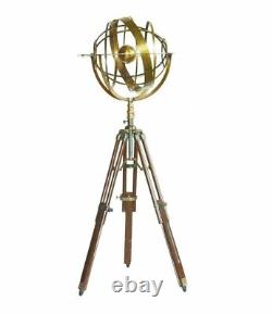 Sphère armillaire en laiton vintage sur trépied en bois, style astrolabe de table pour la maison.