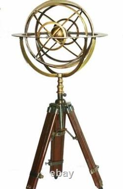 Sphère armillaire en laiton vintage sur trépied en bois, style astrolabe de table pour la maison.