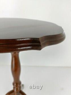 Table d'appoint en bois italien avec trépied et piédestal, charmante et vintage.