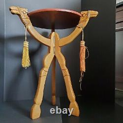 Table pliante en trépied en bois sculpté à la main avec dessus incrusté de chameaux, style boho du Moyen-Orient.