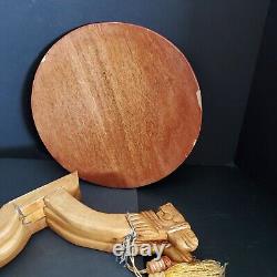 Table pliante en trépied en bois sculpté à la main avec dessus incrusté de chameaux, style boho du Moyen-Orient.