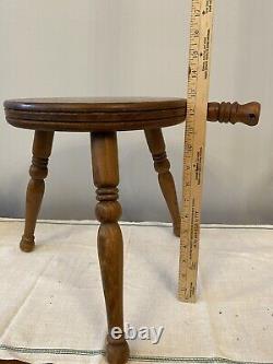 Tabouret de traite en bois à trois pieds avec siège rond et poignée de ferme rustique