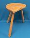 Tabouret De Traite Vintage En Bois Sur Trépied Avec Siège En Selle, Fabriqué Au Danemark.