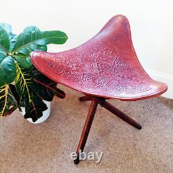Tabouret triangulaire vintage en cuir outillé, dessus en bois de teck, support tripode tourné en bois de teck.