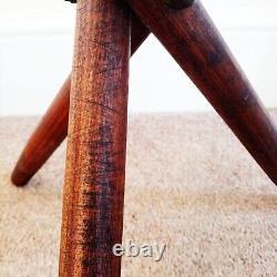 Tabouret triangulaire vintage en cuir outillé, dessus en bois de teck, support tripode tourné en bois de teck.