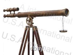 Télescope Nautique De Cru Avec Le Stand De Trépied Observant L’article En Laiton De Spyglass