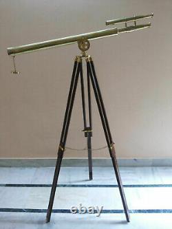 Télescope en laiton ancien de style nautique sur trépied en bois vintage marin de 39 pouces.