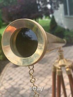 Télescope en laiton nautique de 39 pouces sur un trépied en bois, ancien et vintage.