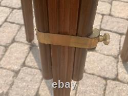 Télescope en laiton nautique de 39 pouces sur un trépied en bois, ancien et vintage.