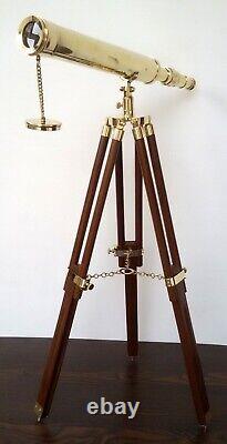 Télescope en laiton vintage sur trépied en bois nautique de maître de port