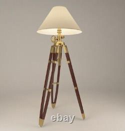 Traduisez ce titre en français : Lampe sur pied vintage en bois brun solide avec trépied marin royal nautique