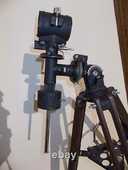 Trépied adapté pour télescope antique avec monture équatoriale