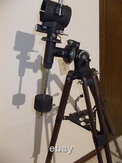 Trépied adapté pour télescope antique avec monture équatoriale