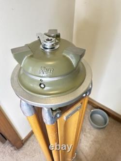 Trépied de théodolite suisse Kern vintage robuste