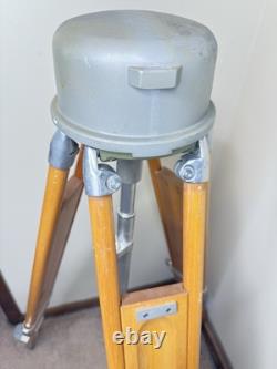 Trépied de théodolite suisse Kern vintage robuste