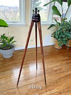 Trépied en bois ancien vintage pour caméra de cinéma.