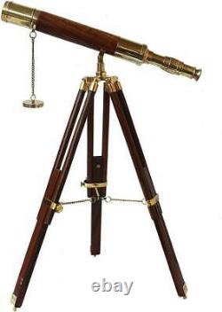 Un Téléscope Décoratif De Table En Laiton Brillant Avec Trépied En Bois Antique