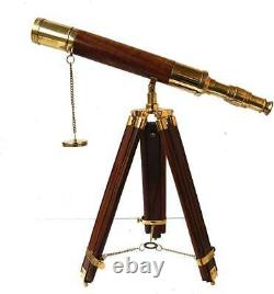 Un Téléscope Décoratif De Table En Laiton Brillant Avec Trépied En Bois Antique
