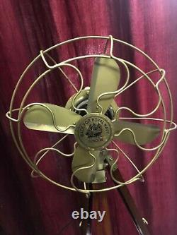 Ventilateur en laiton antique avec trépied en bois fonctionnant nautique pour une utilisation à domicile ou au bureau
