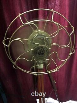 Ventilateur en laiton antique avec trépied en bois fonctionnant nautique pour une utilisation à domicile ou au bureau