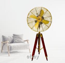 Ventilateur sur pied avec trépied en bois, design rétro vintage unique et collectionnable.