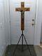 Vintage Grand Crucifix Avec Trépied Stand De Funeral Home Cross Jesus God Inri