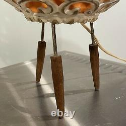 Vtg 1960s MCM Atomic Era 13 Orange Table Lamp 3 Trépieds Pieds En Bois Filagree Globe